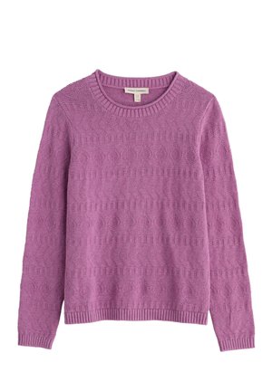 Lila kötött pulóver hosszú ujjakkal, kerek nyakkivágással, és mintás cikk-cakk és gyémánt mintákkal az anyagon.