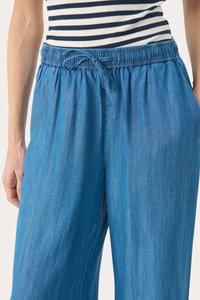 Ljusblå vida byxor av mjuk, texturerad denim, med ett elastiskt midjeband och dragsko samt sidofickor.
