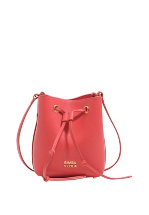 Czerwona skórzana torba typu bucket z regulowanym paskiem, złotymi oczkami, zamknięciem na sznurek oraz logo „BIMBA Y LOLA” w złotym napisie.