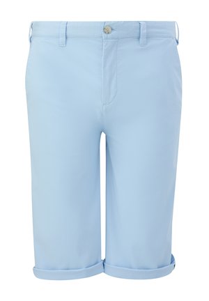 Lichtblauwe bermuda shorts van gladde stof, met een enkele knoopsluiting en opgerolde mouwen, voorzien van zijzakken en riemlussen.