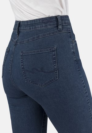 Dunkelblaue Jeans aus Denim mit hoher Taille, versehen mit einer Gesäßtasche mit dekorativer Stickerei und dezenten Verwaschungen auf dem Stoff.