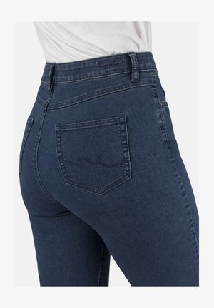Dunkelblaue Jeans aus Denim mit hoher Taille, versehen mit einer Gesäßtasche mit dekorativer Stickerei und dezenten Verwaschungen auf dem Stoff.