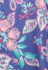 Tissu à motif floral avec des teintes vives de rose, vert et jaune sur fond bleu ; comprend des feuilles et des fleurs avec des accents surlignés.