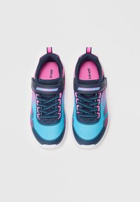 Scarpe sportive blu e navy con accenti rosa, tomaia in rete, lacci e una striscia in velcro. Presentano una suola leggera e ammortizzata.