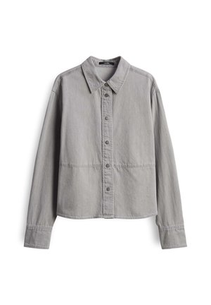 Giacca in denim grigio con colletto, chiusura a bottoni e maniche lunghe. Presenta un design semplice e privo di decorazioni, con un taglio leggermente corto.