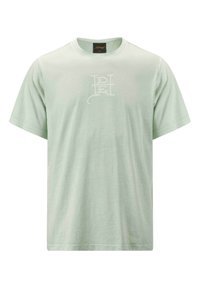 Camiseta de manga corta verde claro hecha de algodón suave, con un sutil diseño de logo blanco en el frontal y un escote redondo.