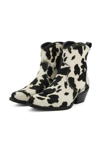 Stivali da cowboy con motivo in pelle bovina, caratterizzati da una colorazione bianca e nera, una punta appuntita e un tacco basso. Superficie testurizzata con una finitura liscia.