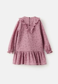 Roza cvetlična obleka z dolgimi rokavi, nabrano izrezom okrog vratu in nabranim spodnjim robom. Ima zapenjanje na gumbe zadaj in elastične manšete.