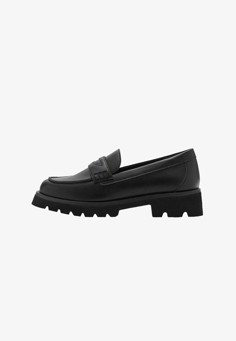 Mocassin en cuir noir avec un bout arrondi, doté d'une lanière texturée et d'une semelle en caoutchouc épaisse et rainurée pour une meilleure adhérence.