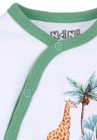 Weißer Kurzarm-Body mit grünem Saum, der ein Design mit einer Giraffe und einer Palme zeigt. Plastik-Druckknöpfe zum Schließen.