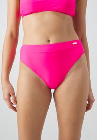 Parte inferior de biquíni rosa de cintura alta, feita de um tecido liso e elástico. Apresenta uma faixa fina na cintura e um pequeno detalhe dourado de lado.
