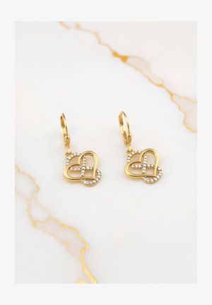 Orecchini a forma di cuore in oro con design intrecciato, accentuati da piccole pietre di rhinestone trasparenti. Finitura elegante su una superficie liscia.