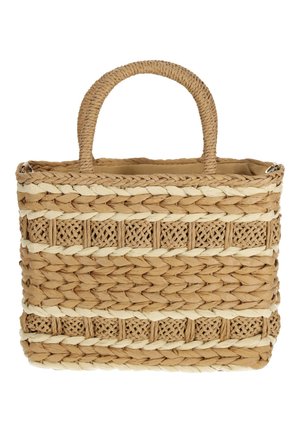 Sac cabas en paille tressée avec des motifs tressés beige naturel et crème clair et deux poignées arrondies sur fond blanc.