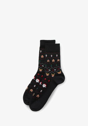 Calze nere con un motivo festivo che include pupazzi di neve, Babbo Natale, uomini di pan di zenzero e alberi di Natale nei colori rosso, verde e bianco.