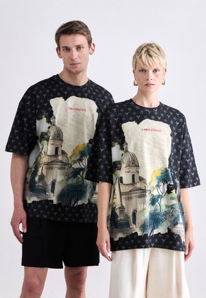 Sorte oversized t-shirts med et farverigt arkitektonisk print, med et fremtrædende "Carlo Colucci" logo og korte ærmer.