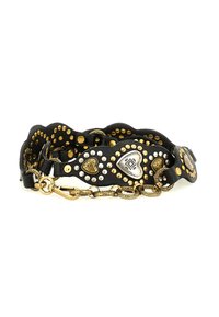 Bracciale in pelle nera con borchie dorate e argentate, dettagli a forma di cuore e chiusura a catena, con una superficie texturizzata e bordi ondulati.