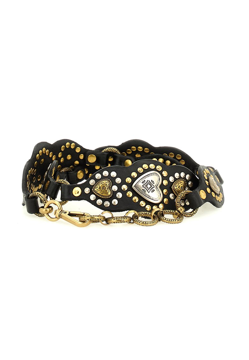 Bracciale in pelle nera con borchie dorate e argentate, dettagli a forma di cuore e chiusura a catena, con una superficie texturizzata e bordi ondulati.