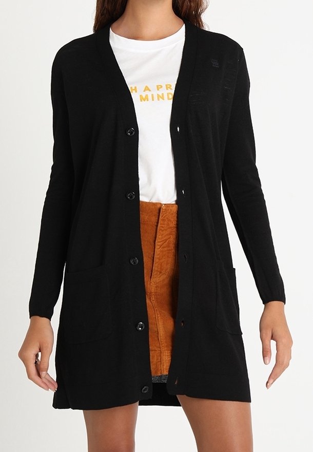 Svart långärmad cardigan med knäppning fram, två framfickor och en enkel design. Lättstickad tyg.