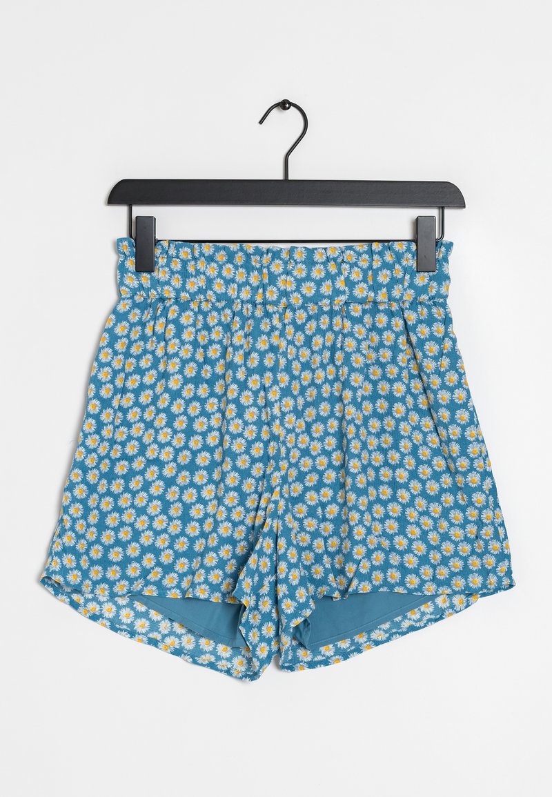 Shorts bleus avec un motif floral composé de marguerites blanches aux centres jaunes. Taille élastique avec plis, coupe décontractée et ourlets latéraux.