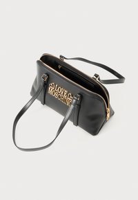 Črn pravokotni ročni torbica Love Moschino z zlatim zadrgo, logotipom, dvema dolgima ročajema in odprtim vrhom, ki razkriva notranji žep z zadrgo.