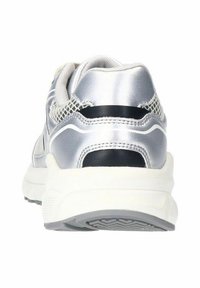 Zilveren sportshoe met mesh accenten, witte zool, ronde vorm, gestructureerde bovenkant en contrasterende marineblauwe streepdetails aan de achterkant.