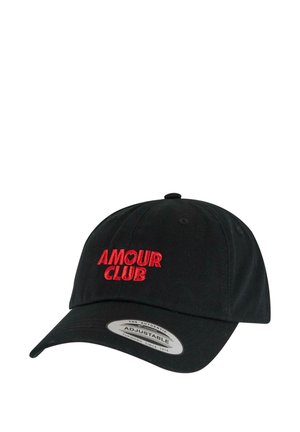 Cappellino da baseball nero in cotone con cinturino regolabile. Presenta il testo ricamato rosso "AMOUR CLUB" sul davanti. Texture liscia, forma standard.