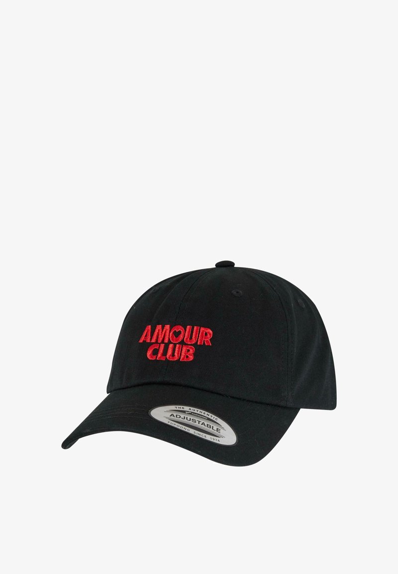 Casquette de baseball noire en coton avec sangle ajustable. Présente un texte brodé rouge "AMOUR CLUB" sur le devant. Texture lisse, forme standard.