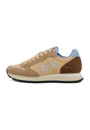 Chaussure de sport beige en suède et textile, avec une accentuation bleu clair, un logo géométrique et une semelle en caoutchouc noir. Embout arrondi.