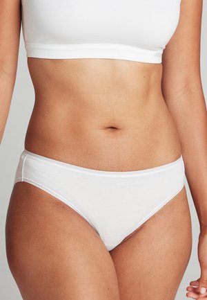 Witte katoenen bikini slips met een gladde textuur, een gemiddelde taillehoogte en een gestikte tailleband. Geen zichtbare patronen of versieringen.