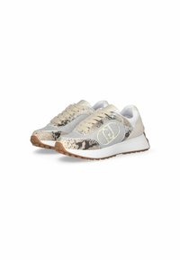 Turnschuhe mit einer Mischung aus beigem, grauem und braunem Schlangenprint. Sie verfügen über ein glitzerndes silbernes Paneel, beigen Schnürsenkel und eine weiße Sohle mit strukturiertem Muster.