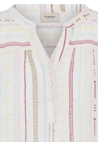 Blouse blanche à rayures verticales pastel rose, jaune, bleue et rouge, avec col rond, trois boutons recouverts de tissu et étiquette Fransa.