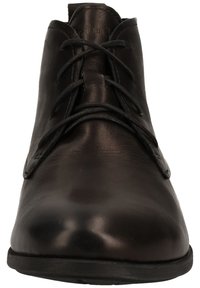 Schwarze Leder Stiefeletten mit glatter Oberfläche, runder Spitze, zwei Ösen mit Schnürsenkeln und einer niedrigen, strukturierten Gummisohle.