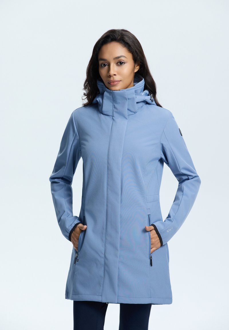 Hellblaue wasserdichte Jacke mit hohem Kragen, Reißverschluss-Taschen und glatter Textur. Verfügt über eine Kapuze und ein aerodynamisches Design.