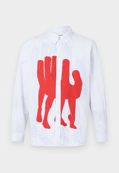 Camisa de mangas largas a cuadros blancos y azules con un prominente diseño de silueta de mano roja en la parte frontal, con cierre de botones y cuello.
