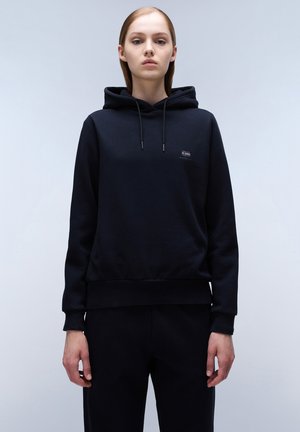 Zwarte katoenen hoodie met een kangoeroezak, capuchon met trekkoord en logodetail op de borst. Zachte textuur en een ontspannen pasvorm.