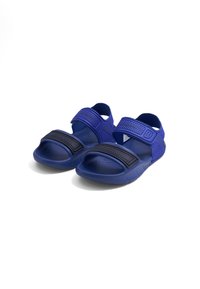 Sandali blu con una soletta testurizzata, cinturini neri regolabili e suola antiscivolo. Design regolabile per una vestibilità sicura e comfort.