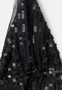 Sort pailletet stof med runde, skinnende skiver; lagdelt design med gennemsigtige accenter; blød tekstur og samlet taljedetalje.