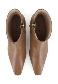 Bottes chevilles en cuir marron avec un bout pointu, fermeture éclair sur le côté et accents en métal doré. Texture lisse et design minimaliste.