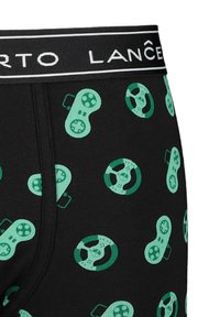 Czarne bokserki z zielonymi wzorami kontrolera do gier i kierownicy. Mają szeroki elastyczny pas z logo "Roberto LanCê".