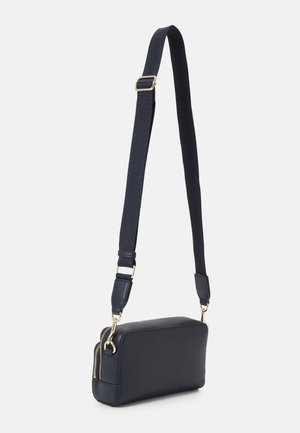 Czarna prostokątna torba na ramię z złotymi okuciami, regulowanym szerokim paskiem i suwakiem na białym tle.