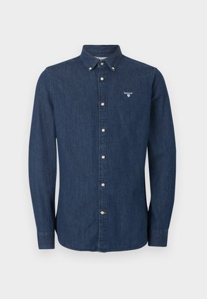 Camicia a maniche lunghe in denim blu scuro con bottoni e colletto abbottonato, con logo Barbour bianco sul petto a sinistra.