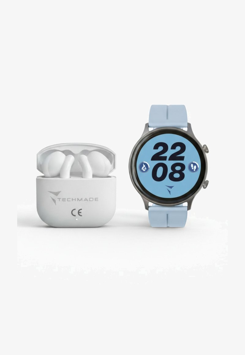Witte draadloze oordopjeshouder naast een ronde smartwatch met een blauwe band en een groot blauw display dat de tijd en pictogrammen toont.