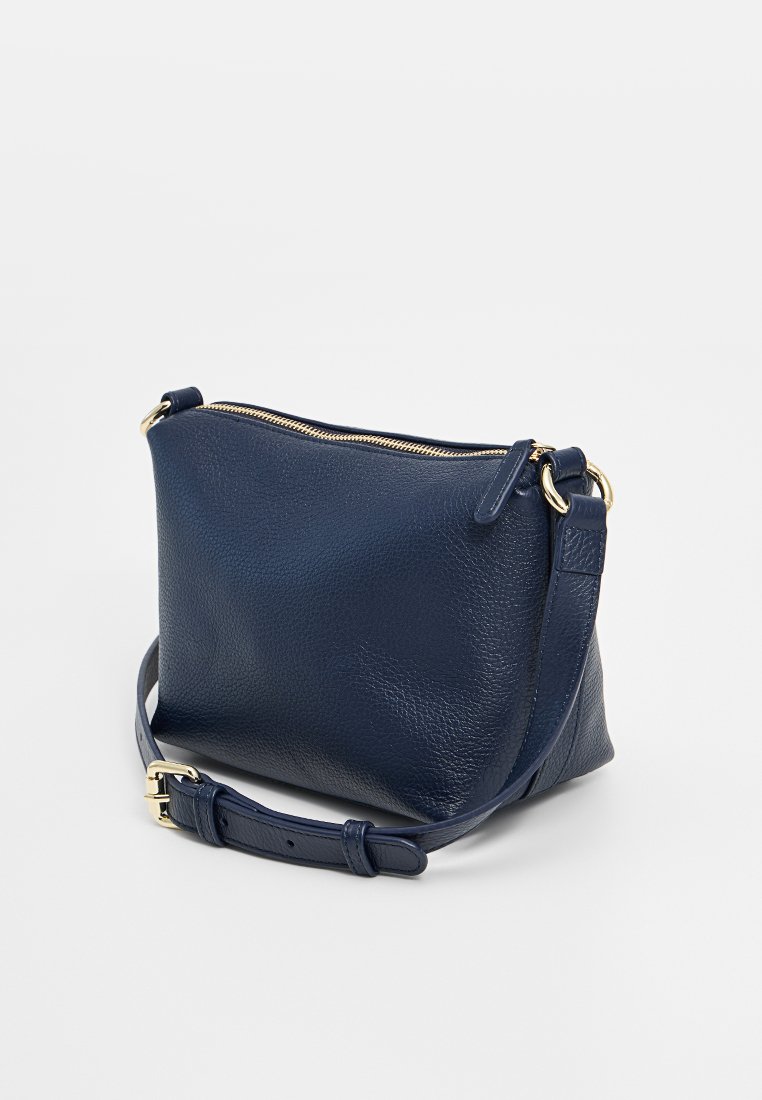 Navyblaues Leder-Crossbody-Tasche mit strukturierter Oberfläche. Mit einem goldenen Reißverschluss und verstellbarem Tragriemen. Kompakte rechteckige Form.
