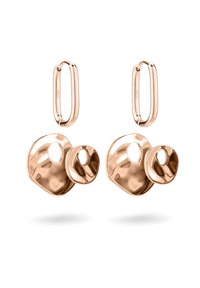 Roze gouden oorbellen met een geaccentueerde, organische vorm met twee overlappende elementen en een cirkelvormige uitsnede, hangend aan een verlengde hoop.