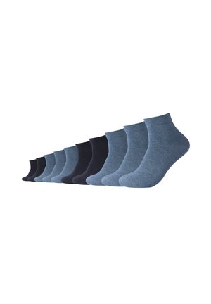 Verschiedene Socken in unterschiedlichen Blautönen und Dunkelblau, mit einer weichen, gestrickten Textur und einem klassischen, gerippten Bündchen.