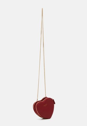 Rød hjerteformet crossbody taske med gylden kæde og lynlåslommer, mærket "Twinset" med gyldne bogstaver.