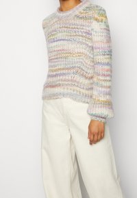 Maglione lavorato a maglia multicolore con maniche lunghe, caratterizzato da un motivo testurizzato in tonalità pastello. Design a girocollo, vestibilità casual e polsini a costine.