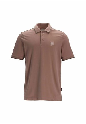 Bruine poloshirt van zacht materiaal met een drie-knoopsluiting, korte mouwen en een subtiele logo op de borst. Lichtgewicht en ademende ontwerp.