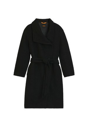 Cappotto avvolgente in misto lana nera con ampio colletto, tasche frontali e cintura; presenta una superficie texturizzata e maniche lunghe.