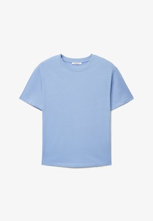 Maglietta semplice di cotone a maniche corte di colore azzurro chiaro, con scollo rotondo e senza motivi o loghi visibili, distesa su uno sfondo bianco.